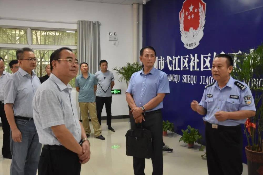 市委常委,市委政法委书记何友旺察看弋江区公共法律服务中心