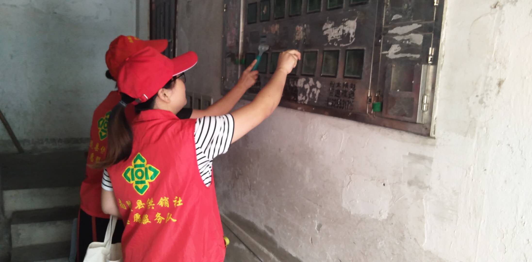 县供销社党组书记王晓丽同志积极组织机关党员干部参加社区志愿服务
