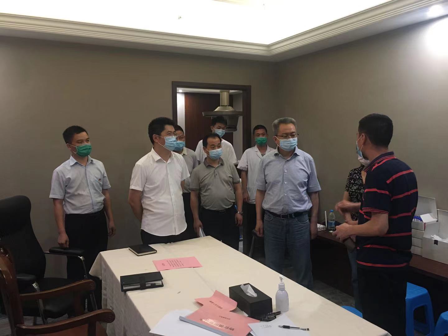 中南街道党工委书记孙辉陪同区委书记黄维群等一行视察威尼斯酒店隔离
