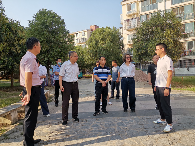 弋江区委书记黄维群一行到浅湾社区进行实地调研