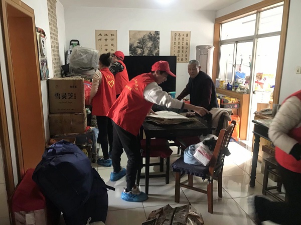 七更点社区巾帼志愿者开展关爱老人服务暖人心助老活动